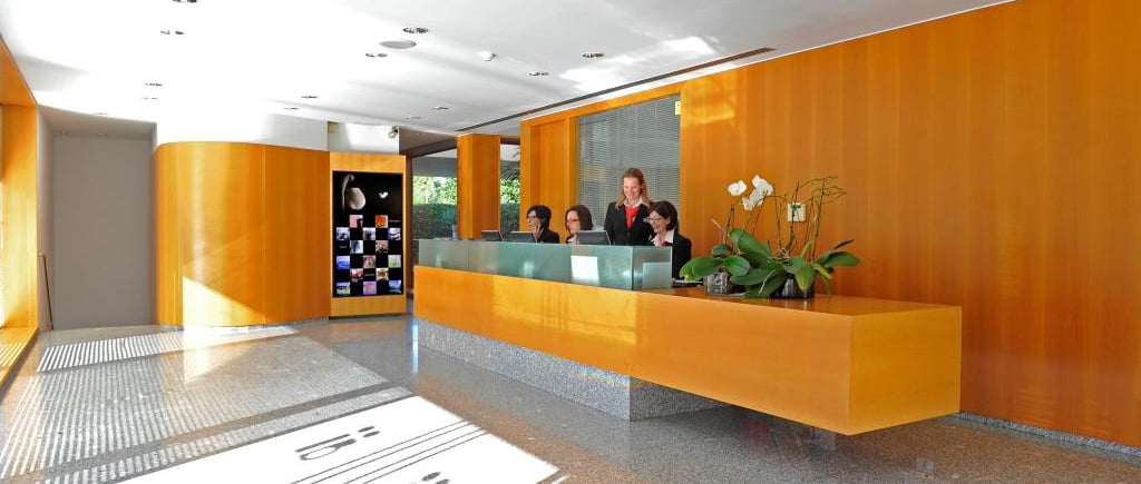 Instituto Bernabeu Alicante reception desk